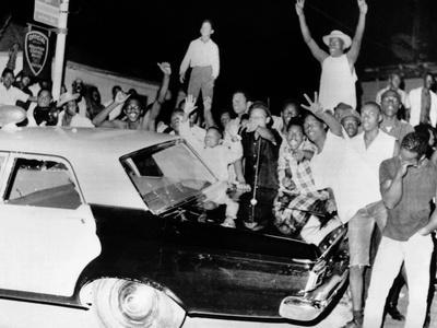 African American Jeer Police During the 1965 Watts Riots - Photo, 16x12