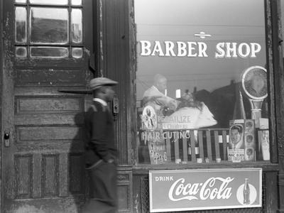 Chicago: Barber Shop, 1941 - Photographic Print, 12x9